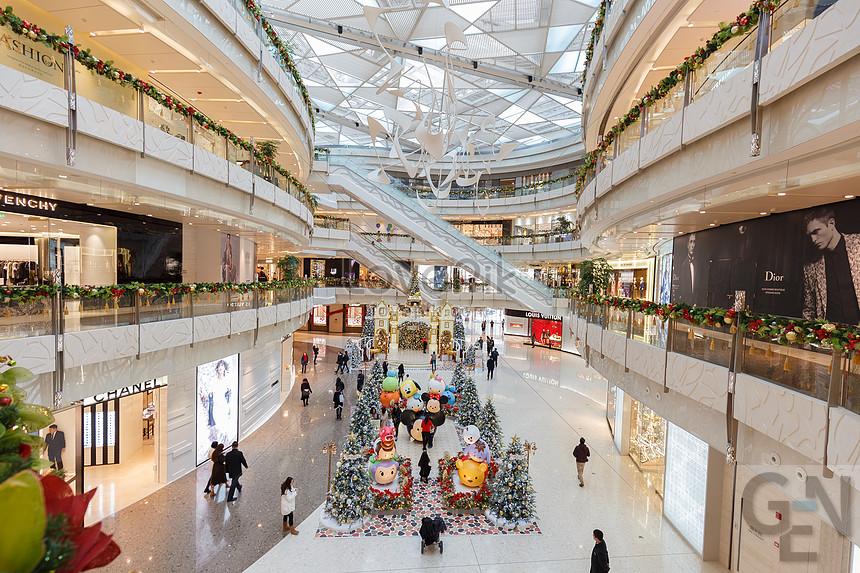 lovepik-shopping-and-living-shopping-mall-in-lujiazui-picture_500211391.jpg